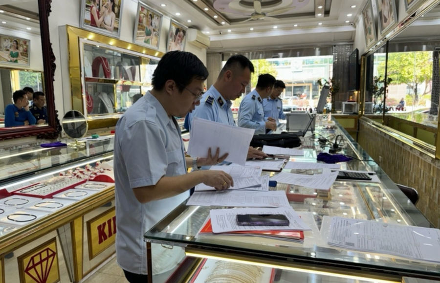 Cơ quan chức năng thanh tra hoạt động kinh doanh vàng. Ảnh minh họa: INT