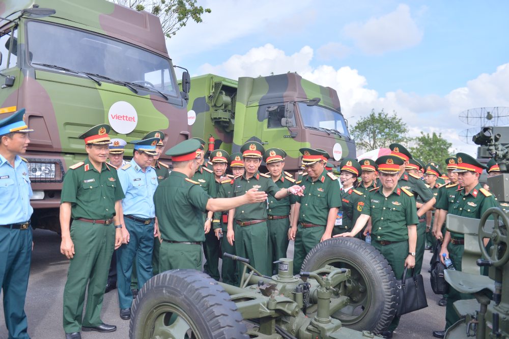 Đại tướng Phan Văn Giang kiểm tra khu trưng bày Bộ Quốc phòng tại Triển lãm thành tựu đất nước. Ảnh: Ái Vân
