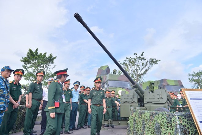 Đại tướng Phan Văn Giang thị sát, nghe báo cáo về dàn khí tài hiện đại của Quân đội