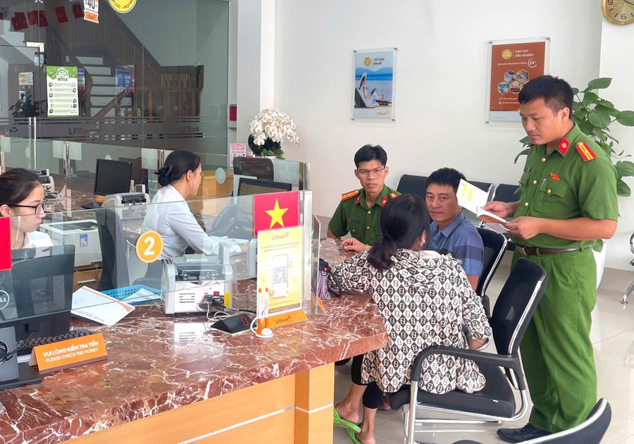 Công an xã Lục Nam tuyên truyền phương thức thủ đoạn lừa đảo của đối tượng cho công dân.