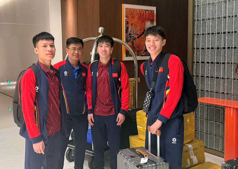 Tuyển futsal Việt Nam có mặt ở Hàn Châu sau chuyến bay dài. Ảnh: VFF