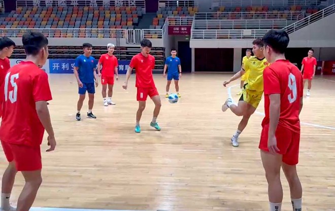 Tuyển futsal Việt Nam tập buổi đầu tiên ở Trung Quốc