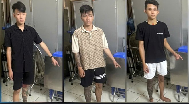 Ba thanh niên bị bắt khẩn cấp vì giật bàn inox cúng cô hồn giữa đường phố TPHCM