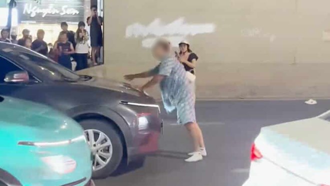 Công an làm việc với nam thanh niên có biểu hiện bất thường trên đường phố Hà Nội