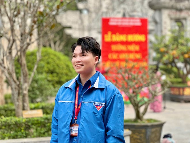 Thầy giáo tái chế rác thải thành đồ dùng học tập cho học sinh