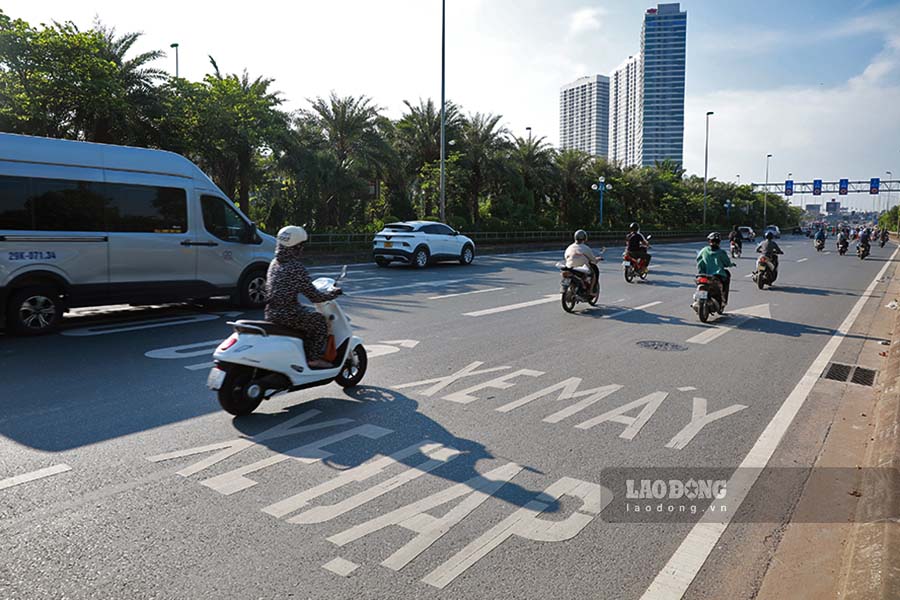 Ghi nhận ngày 17.9, các hạng mục lắp đặt giá long môn tại hai đầu cầu Nhật Tân đã cơ bản hoàn tất. Đơn vị thi công cũng đã sơn, kẻ thông tin phân làn phương tiện trên mặt đường.