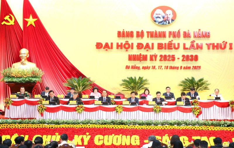 Đoàn chủ tịch tại Đại hội đại biểu Đảng bộ TP.Đà Nẵng lần thứ I, nhiệm kỳ 2025-2030. Ảnh: Nguyễn Hoàng