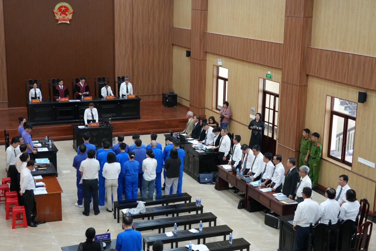 Quang cảnh khai mạc phiên tòa xét xử 17 bị cáo với các tội danh gồm: lừa đảo chiếm đoạt tài sản; làm giả, sử dụng tài liệu giả; hối lộ, rửa tiền... Ảnh: Thành An