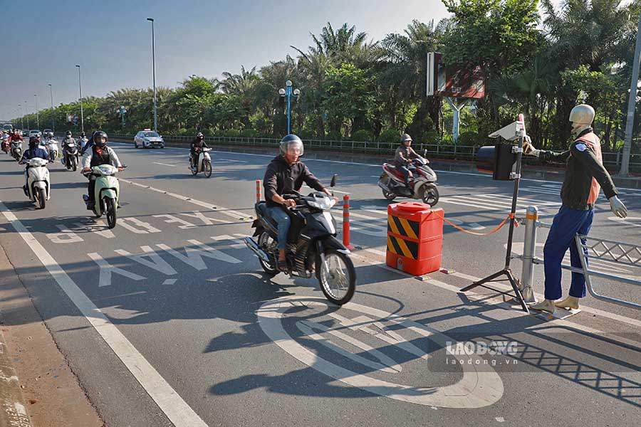 Theo phân làn, xe máy và xe đạp di chuyển ở làn ngoài cùng của cầu với tốc độ 40km/h. Các làn còn lại dành cho ôtô được ngăn cách bằng rào sắt cố định, tốc độ tối đa có thể chạy là 80km/h, riêng làn sát dải phân cách giữa là 90km/h.