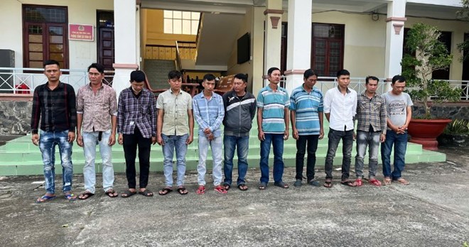 Công an Vĩnh Long khởi tố, cấm đi khỏi nơi cư trú 11 đối tượng đá gà ăn tiền