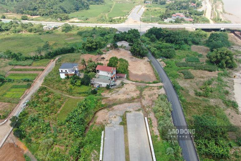 Dự án nâng cấp Quốc lộ 32, đoạn Km79 – Km96+500 thi công dở dang do vướng mặt bằng. Ảnh: Văn Đức