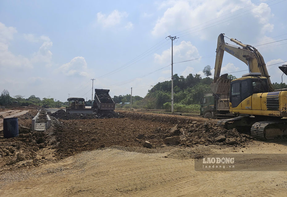 Máy móc được tập trung trên công trường để sẵn sàng thi công những đoạn có mặt bằng. Ảnh: Văn Đức