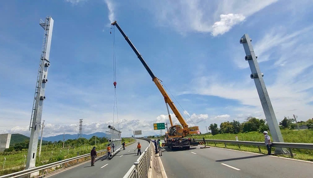 Thi công lắp đặt giá long môn trên cao tốc Vĩnh Hảo - Phan Thiết. Ảnh: Người dân cung cấp