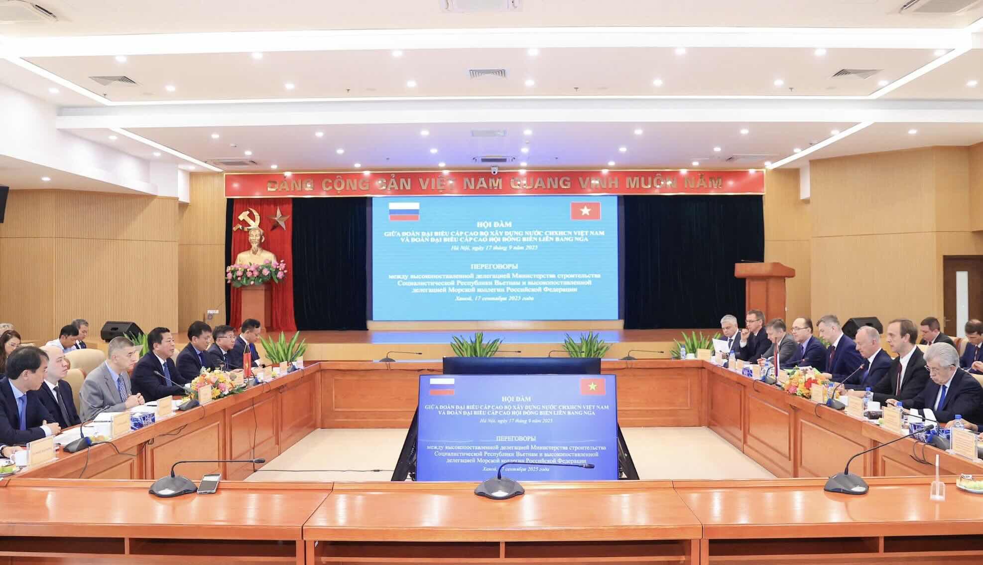 Hội đàm diễn ra ngày 17.9.2025, có lãnh đạo các đơn vị thuộc Bộ Xây dựng; Đại sứ đặc mệnh toàn quyền Liên bang Nga tại Việt Nam Bezdetko Gennady Stepanovich; lãnh đạo Bộ Công thương, đại diện Bộ Giao thông vận tải và các tập đoàn, doanh nghiệp Liên bang Nga.