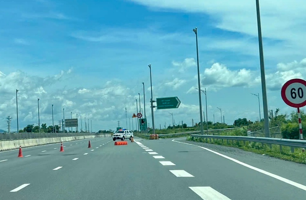 Cảnh sát Giao thông tạm đóng đường tại nút giao Phan Thiết (km234) hướng Nam - Bắc, cao tốc Vĩnh Hảo - Phan Thiết. Ảnh: Người dân cung cấp