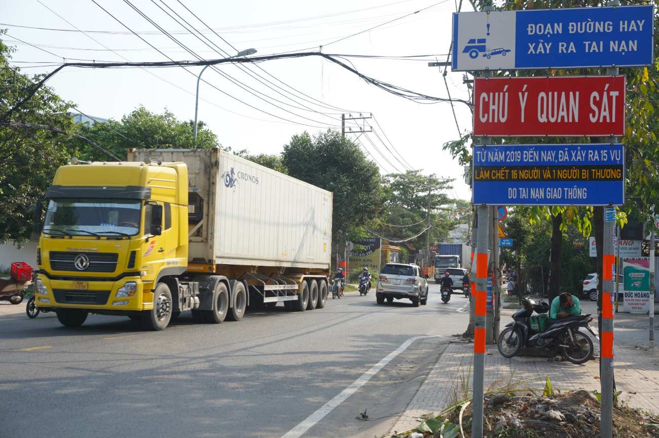 Lắp biển ghi số người chết để cảnh báo người đi đường. Ảnh: Minh Quân