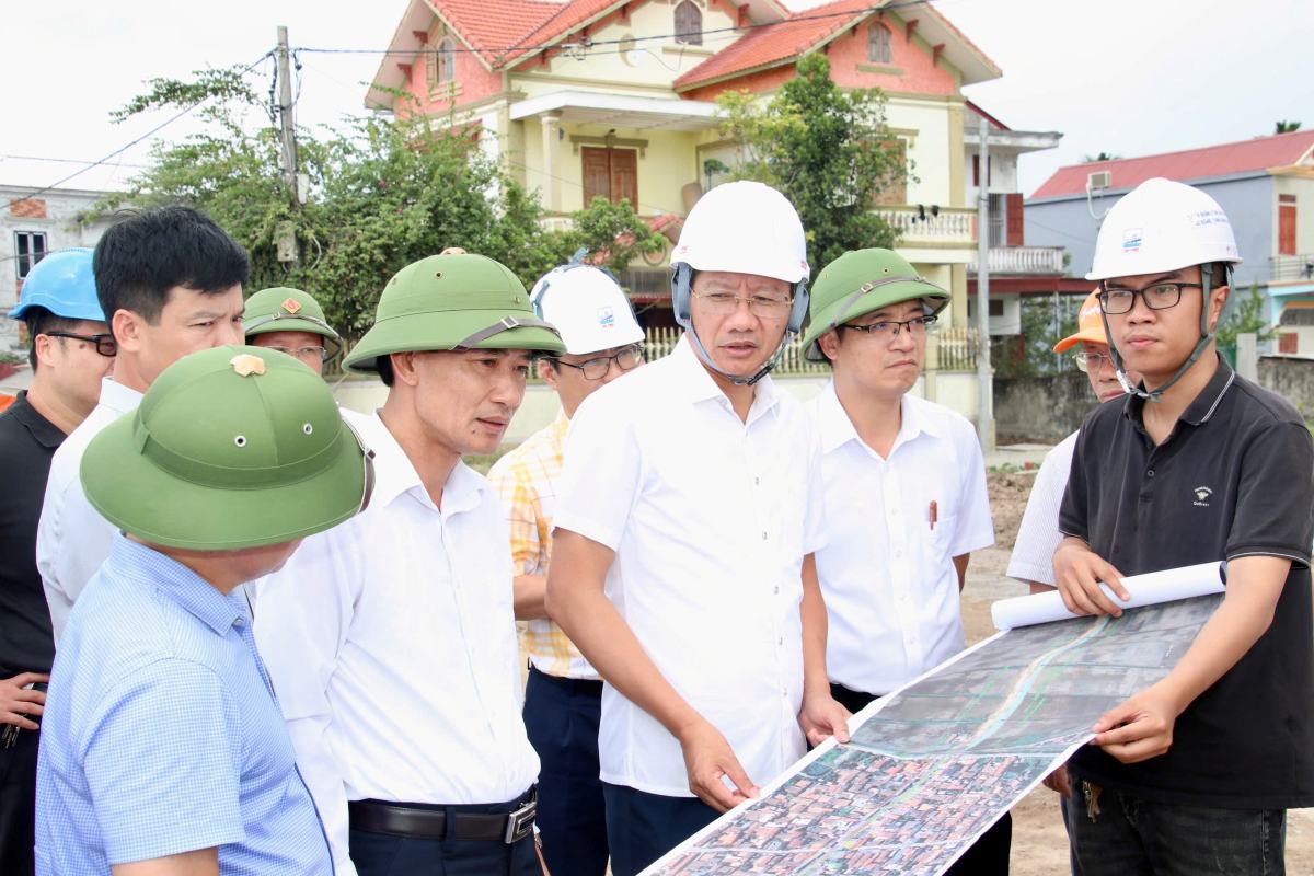 Phó Chủ tịch Thường trực UBND thành phố Lê Anh Quân kiểm tra tại thực địa. Ảnh: Việt Cường