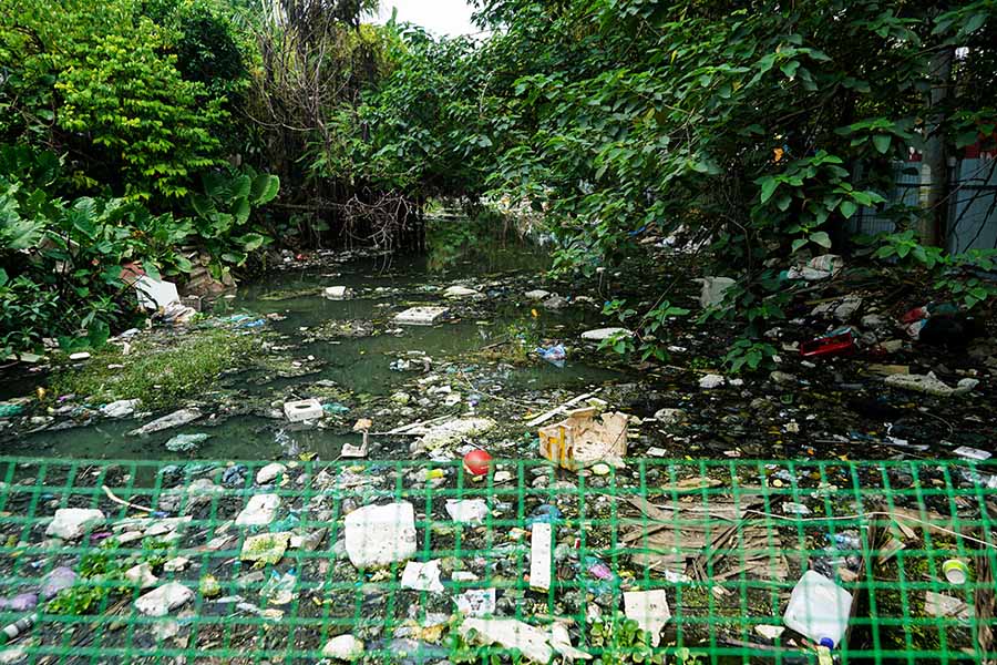 Một kênh mương ở ngõ 39 Tứ Liên (phường Hồng Hà, Hà Nội) ô nhiễm nặng nề do nạn đổ trộm rác thải. Ảnh: Tùng Giang