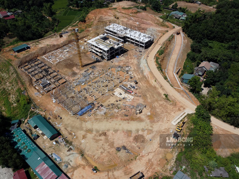 Do nằm sát đường nhánh nối trực tiếp với đường Võ Nguyên Giáp nên lượng lớn đất núi từ dự án bệnh viện này đã theo bánh xe tải rơi vãi khắp nơi. Ảnh: Tân Văn