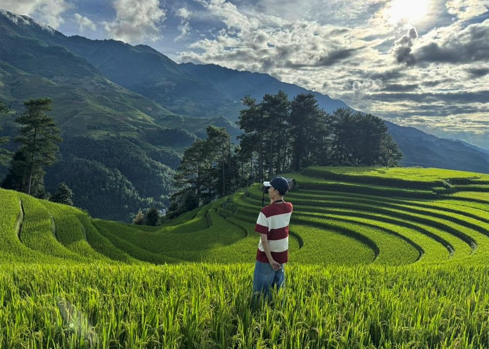 Vừa làm văn phòng vừa yêu nhiếp ảnh, Phan Thành Đạt (26 tuổi) từ TP HCM ra Hà Nội đầu tháng 9 để “săn mùa lúa chín” ở Mù Cang Chải. Đã từng đến một số điểm du lịch Tây Bắc khác như Mộc Châu, Tà Xùa... nhưng đây là lần đầu Đạt đi đúng dịp mùa thu cũng là mùa lúa chín trên các thửa ruộng bậc thang.