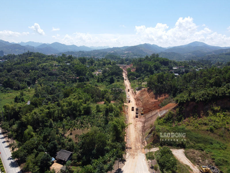 Các nhà thầu thi công tuyến đường tránh thành phố Cao Bằng (tên cũ của dự án). Ảnh: Tân Văn