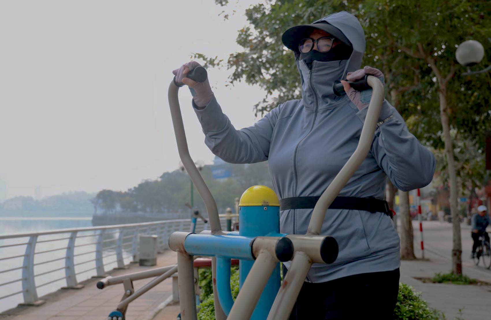 Người dân Hà Nội tập thể dục trong bầu không khí mù mịt bụi mịn. Ảnh: Việt Anh