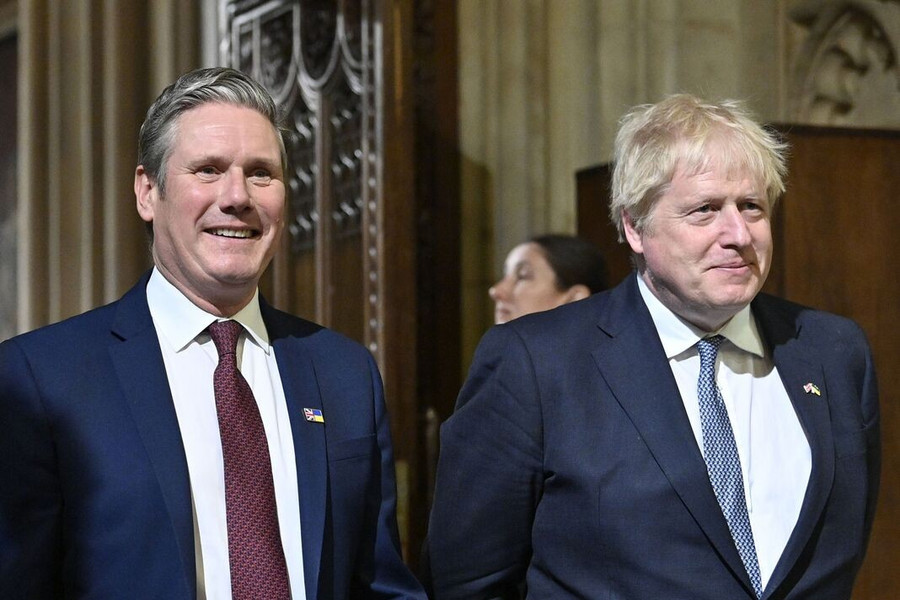 Thủ tướng Anh Keir Starmer (trái) và cựu Thủ tướng Boris Johnson.