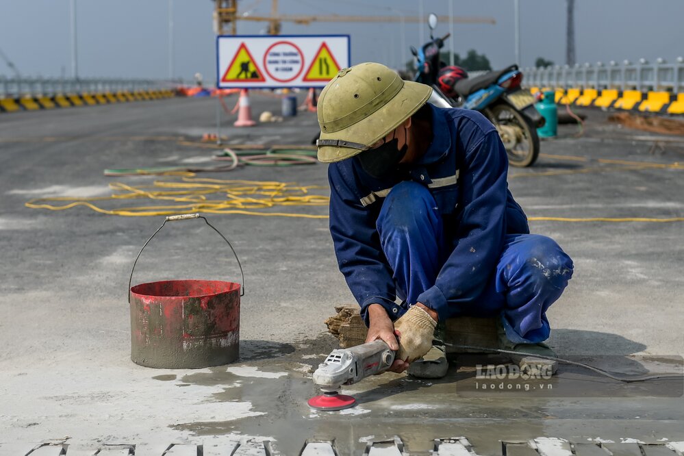 Các công nhân đang triển khai các hạng mục cuối. Ảnh: Trọng Tùng.