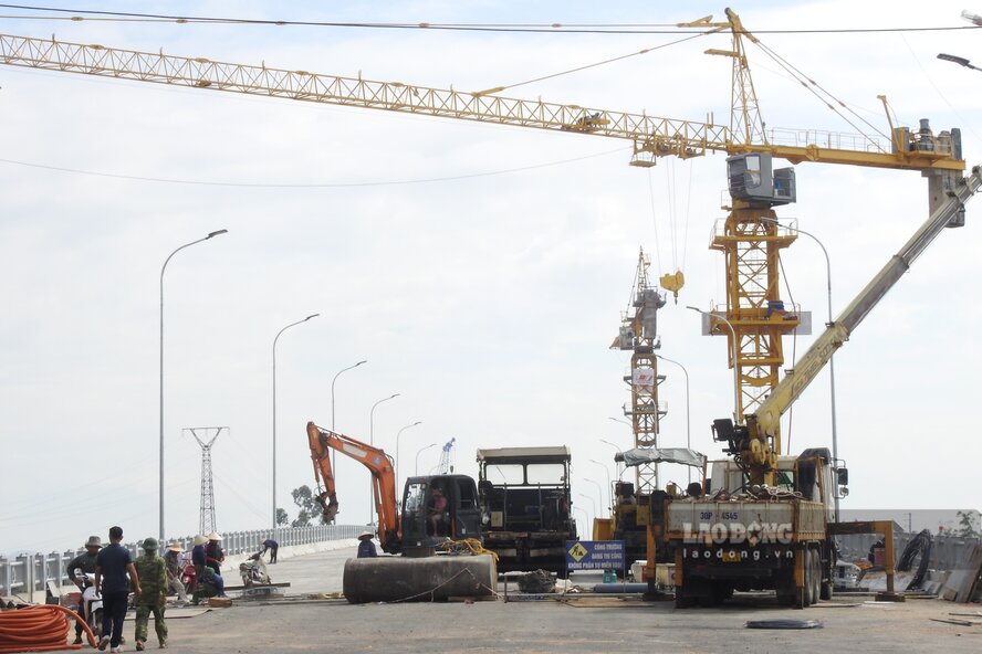 Vẫn còn nhiều phương tiện cỡ lớn tại công trường. Ảnh: Tô Công.