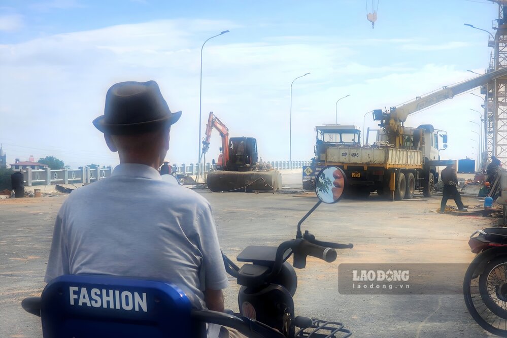 Ông Bích thường xuyên đến xem bộ đội thi công cầu Phong Châu mới. Ảnh: Tô Công.