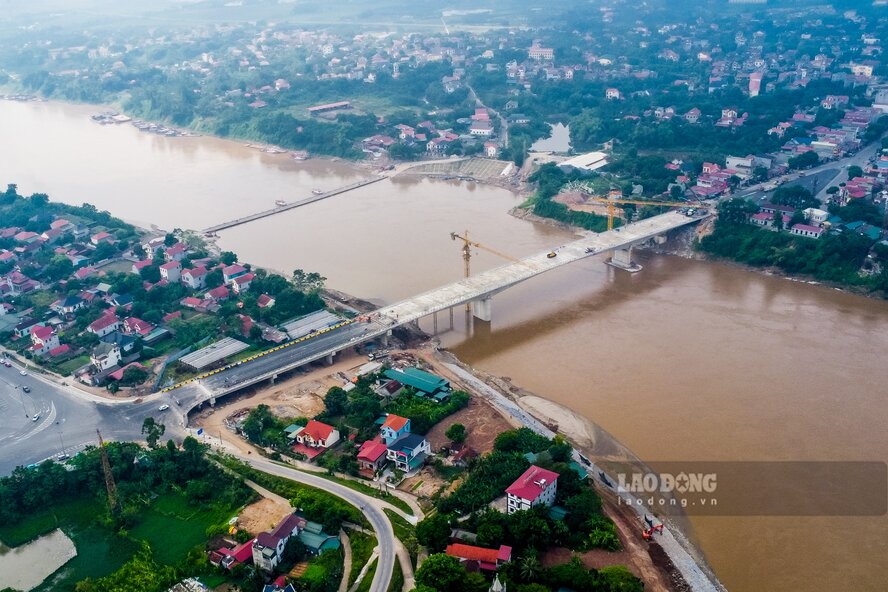 Toàn cảnh khu vực cầu Phong Châu. Ảnh: Trọng Tùng.