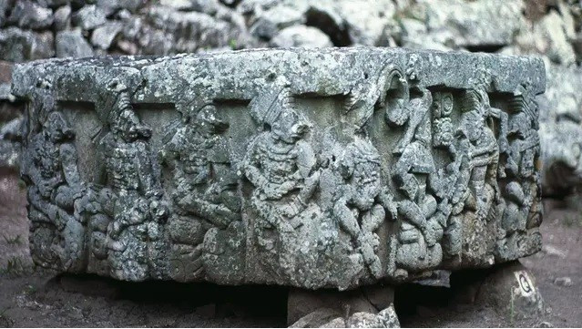 Cận cảnh Bàn thờ Q 1.300 năm tuổi với các vua Maya được khắc cùng những tư thế tay độc đáo.