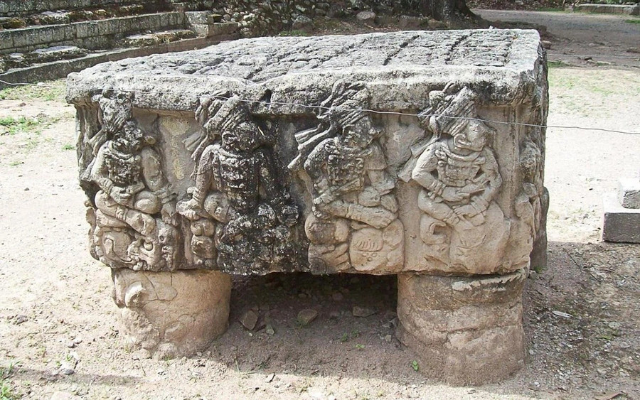 Các nhà nghiên cứu phân tích tư thế tay của 16 vị vua trên Bàn thờ Q để tìm ra hệ thống ký hiệu số. giai-ma-ky-hieu-tay-tren-ban-tho-q-thach-thuc-bi-an-maya-3.jpg