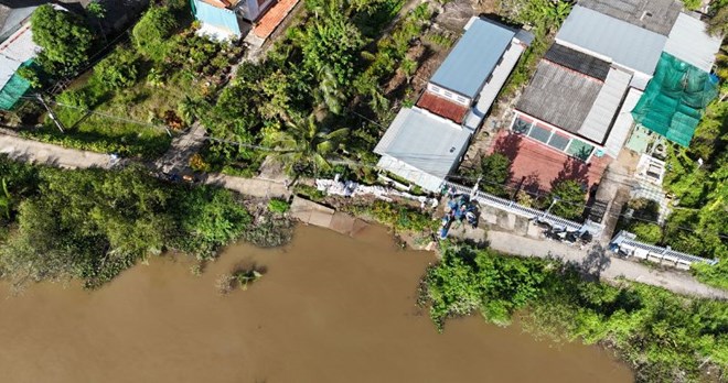 Người dân Vĩnh Long mua đá đổ trên đất người khác để đi nhờ qua đoạn sạt lở