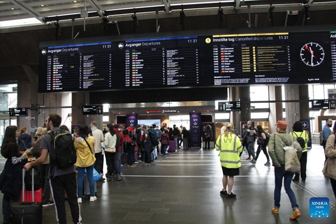 Sân bay ở thủ đô hai nước châu Âu đóng cửa khẩn vì UAV lạ