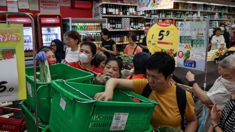 Người dân Hồng Kông tích trữ nhu yếu phẩm tại một siêu thị ngày 22/9. Các quan chức trong khu vực đã công bố một loạt các biện pháp khẩn cấp, bao gồm đóng cửa trường học và tạm dừng giao thông. - Ảnh: Tyrone Siu/Reuters