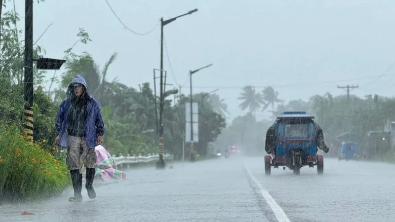 Một người đi bộ dọc theo con đường giữa cơn mưa lớn do siêu bão Ragasa gây ra ở thị trấn Lal-lo, tỉnh Cagayan, Philippines ngày 22/9. Ảnh: John Dimain/AFP/Getty Images bao-ragasa-dat-suc-gio-huy-diet-nhieu-noi-chuan-bi-doi-mat-kich-ban-xau-nhat-2.jpg