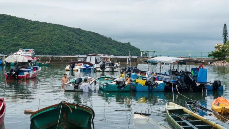 Ngư dân Hồng Kông đã buộc chặt thuyền, trước khi cơn bão Ragasa, cơn bão lớn nhất năm 2025, dự kiến đổ bộ vào khu vực này. Ảnh: Sawayasu Tsuji/Getty Images bao-ragasa-dat-suc-gio-huy-diet-nhieu-noi-chuan-bi-doi-mat-kich-ban-xau-nhat.jpg