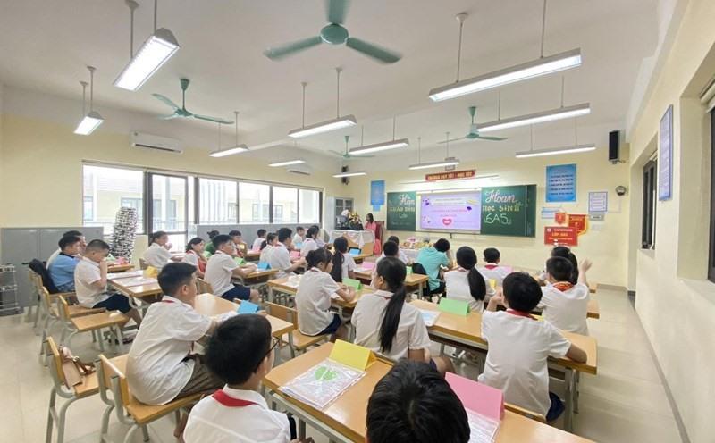 Các khoản thu đầu năm luôn là nỗi lo của các bậc phụ huynh. Ảnh minh họa: Vân Trang