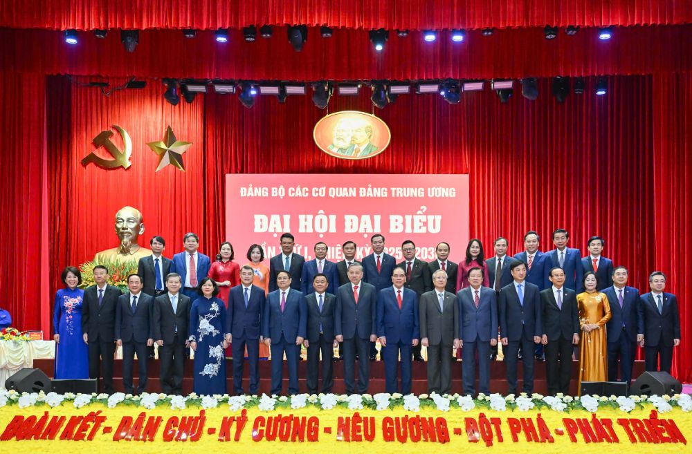 Tổng Bí thư Tô Lâm cùng các lãnh đạo, nguyên lãnh đạo Đảng, Nhà nước với các đại biểu dự Đại hội. Ảnh: Hải Nguyễn