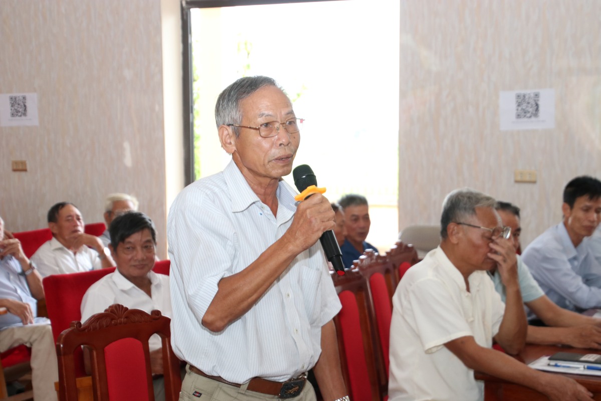 Người dân xã Tân Minh vui mừng phấn khởi khi sắp được dùng nước của Công ty. Ảnh: Cổng TTĐT Hải Phòng