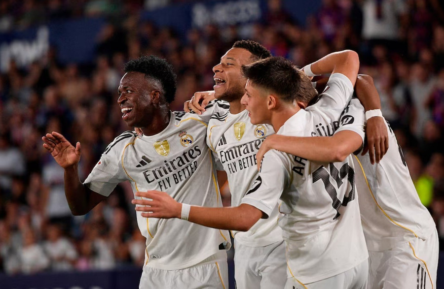 Các cầu thủ Real Madrid ăn mừng bàn thắng trong chiến thắng 4-1 trước Levante ở vòng 6 La Liga hôm 24/9 (giờ Hà Nội). mbaoppe.jpg