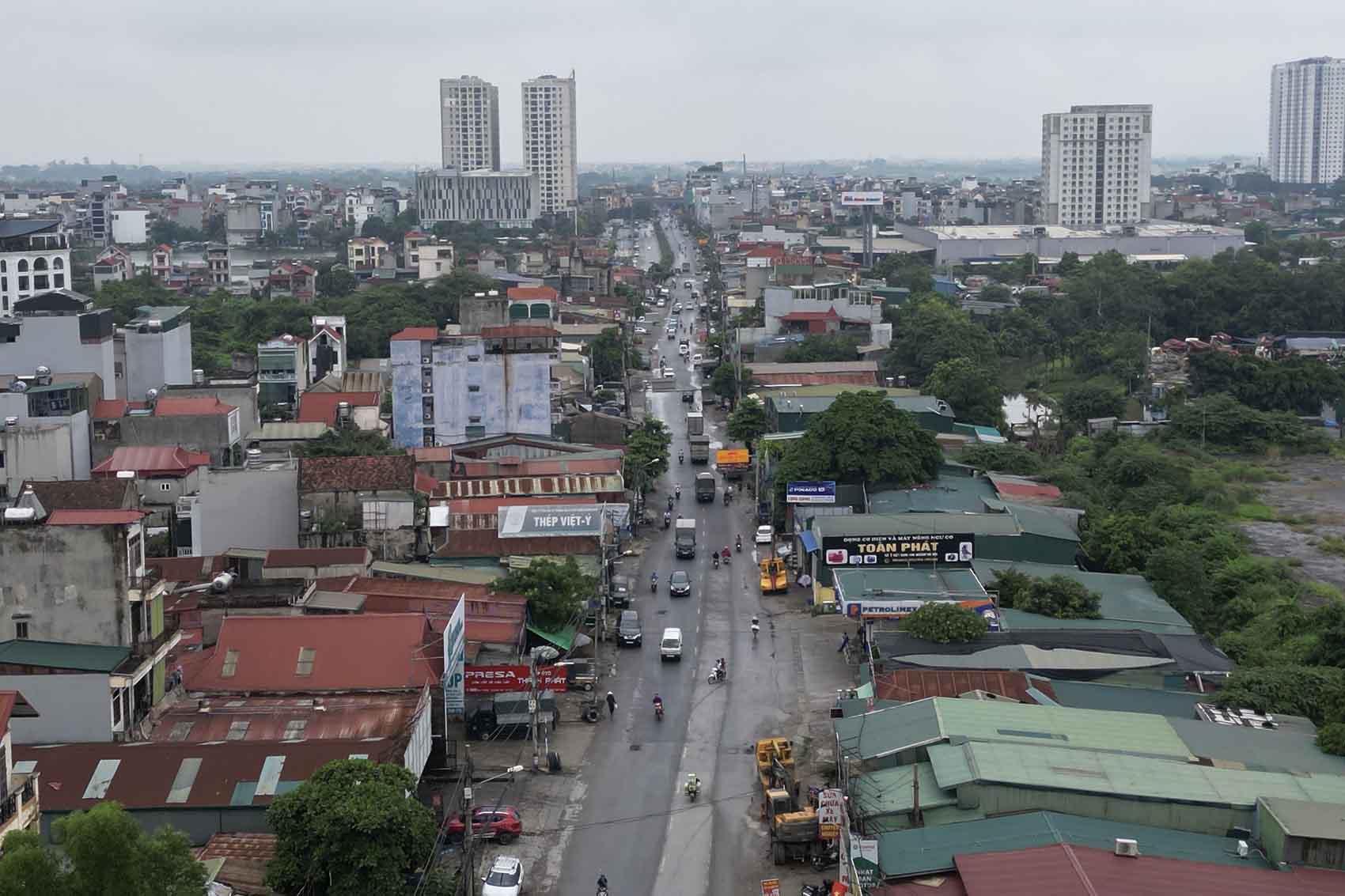 Giải phóng mặt bằng đang là nút thắt cản tiến độ dự án mở rộng đường Tam Trinh. Ảnh: Trà My