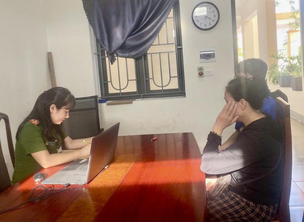 Công an phường Trần Phú tiếp nhận trình báo của gia đình cháu B về việc bị đối tượng giả danh công an gọi điện lừa đảo. Ảnh: Công an Hà Tĩnh.