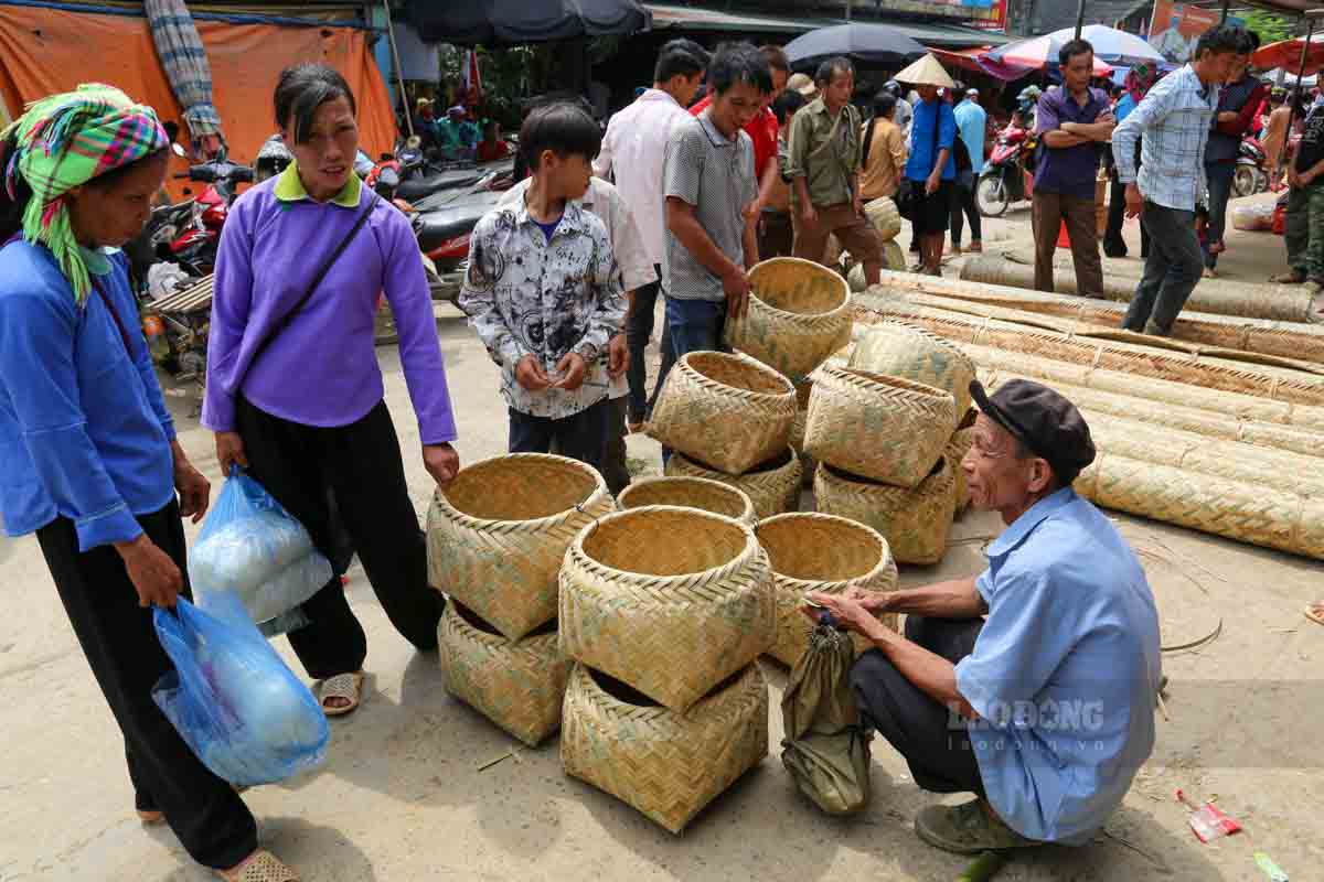 Nông cụ được bày bán tại phiên chợ như cố gắng lưu giữ làng nghề của những người già như bà Xuân.