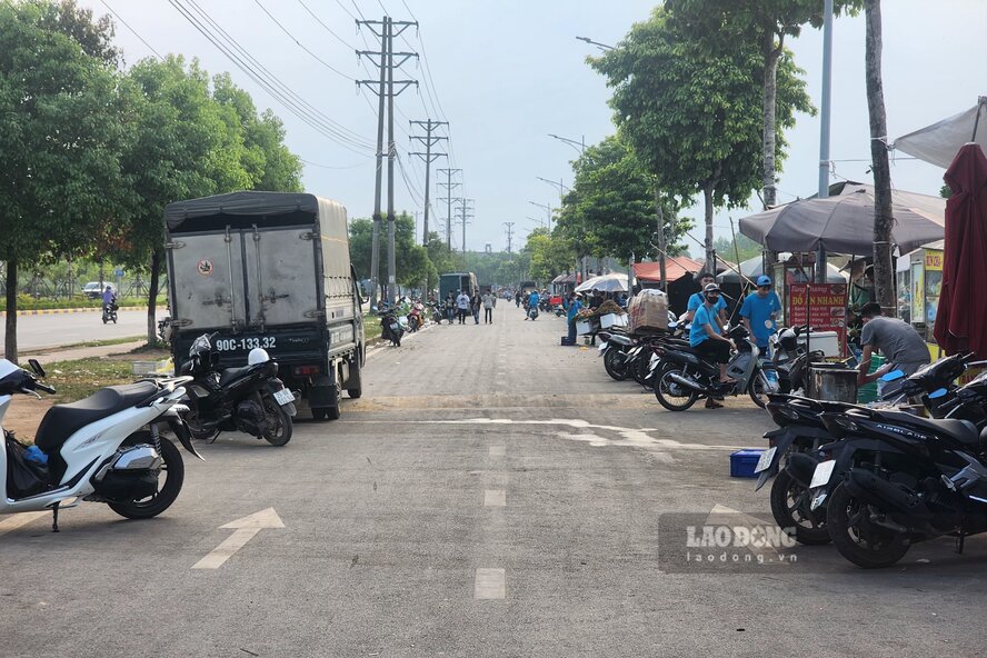 Chỉ còn một số hộ di chuyển vào phía trong tuyến đường của khu công nghiệp để tiếp tục kinh doanh. Ảnh: Tô Công.