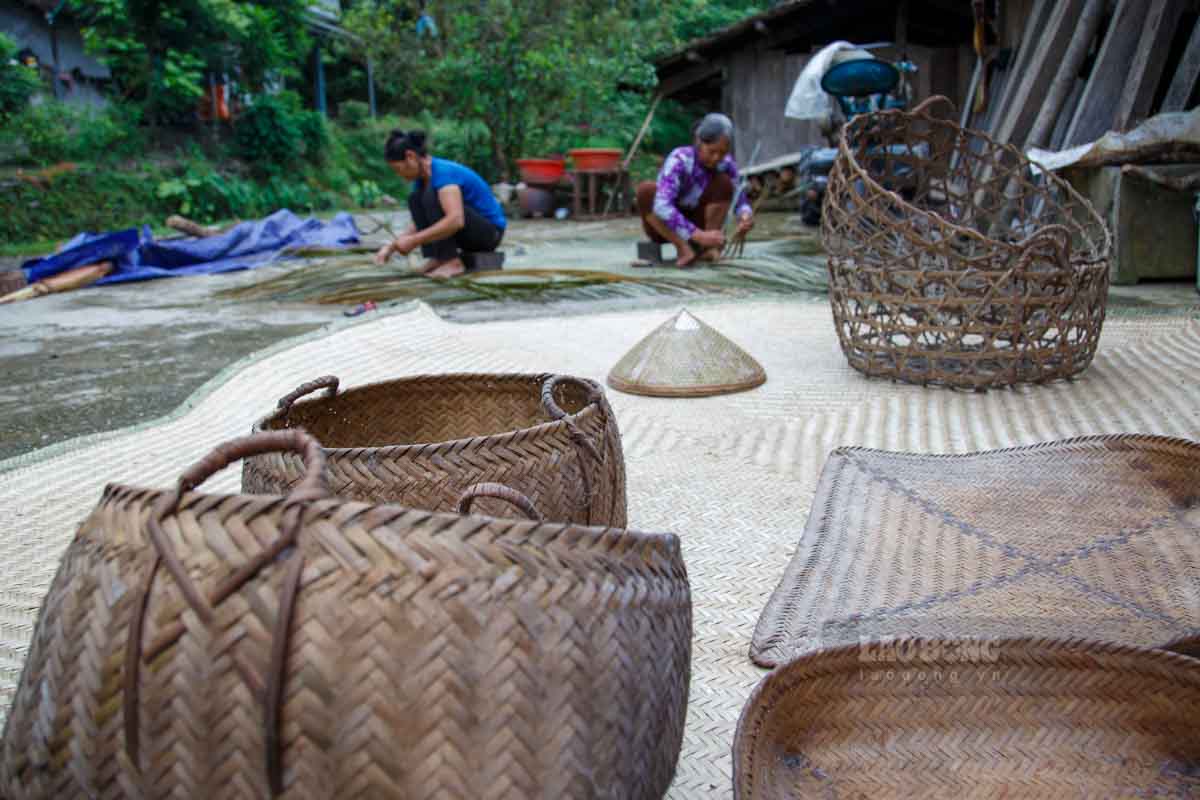 Bà Lâm Thị Xuân cùng người thân vẫn miệt mài bên nan cót, cố gắng lưu giữ một phần ký ức và bản sắc của làng nghề Quang Trọng.