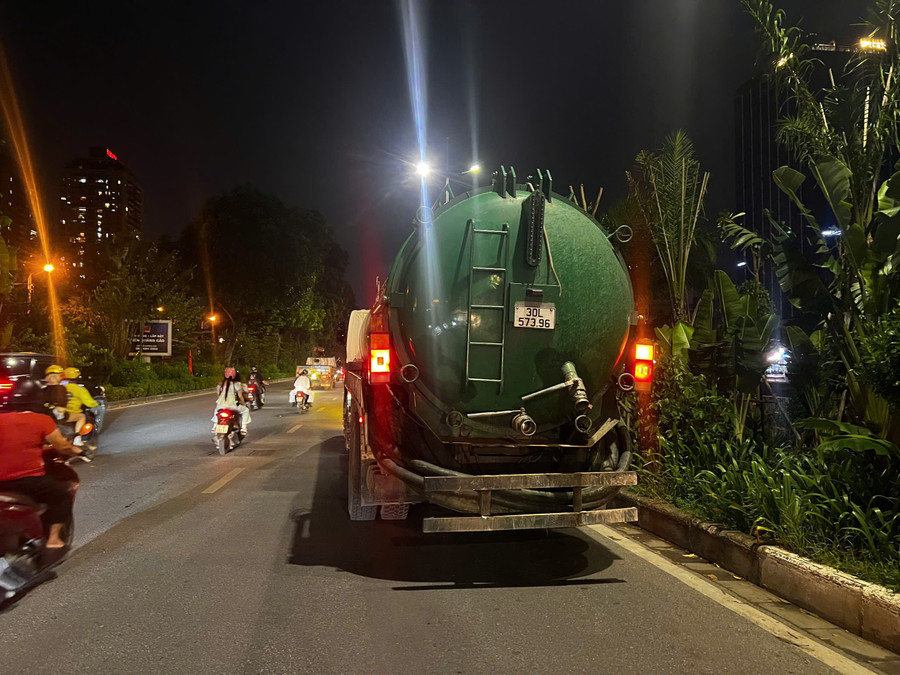 Xe hút bể phốt xả thải xuống sông Tô Lịch. z7044144139868-af2c311258881ab7bd7b37f244af4e6a.jpg