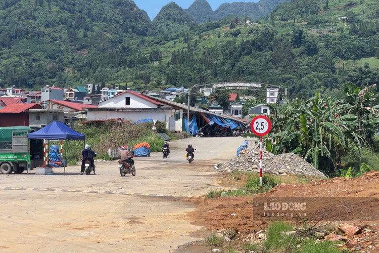 Cạnh khu vực đang thi công là chợ trung tâm Mường Khương. Ảnh: Đinh Đại