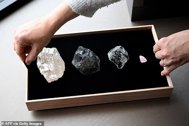 HB Antwerp đang trưng bày Motswedi cùng với 3 loại đá quý khác - bao gồm viên kim cương lớn thứ 3 thế giới, gần đây được tìm thấy trong cùng một mỏ. he-lo-vien-kim-cuong-co-lon-hiem-co-nhat-trong-hon-mot-the-ky-3.jpg